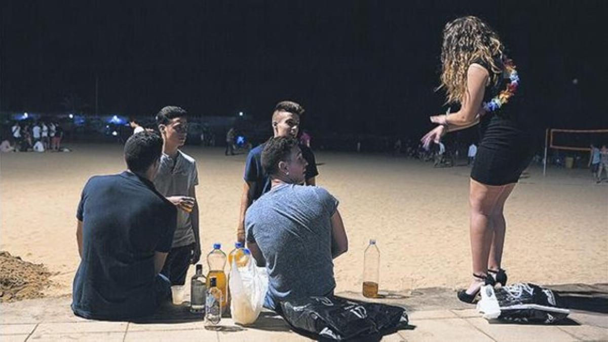 ESCENAS DE BOTELLÓN.  Los lateros tientan al púbilco que hace cola para entrar en los clubes de Marina Village. Y los jóvenes se instalan en distintos puntos de las playas para beber y divertirse por poco dinero o para hacer la primera copa de la noc