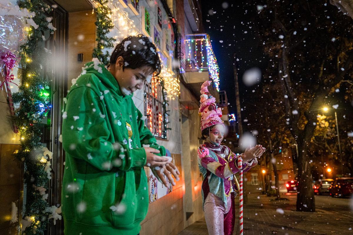 Sabadell 18/12/2025 On Barcelona. Se trata de una casa decorada que se ha hecho viral. Id cuando ya haya anochecido para poder fotografiar la decoración iluminada (entre las 18:00 y las 19:00). La casa está situada en el barrio del Poblenou de Sabadell, donde se celebra un concurso de fachadas iluminadas. Haced también fotos de otras casas decoradas; Abel las mencionará en el reportaje. AUTOR: MANU MITRU