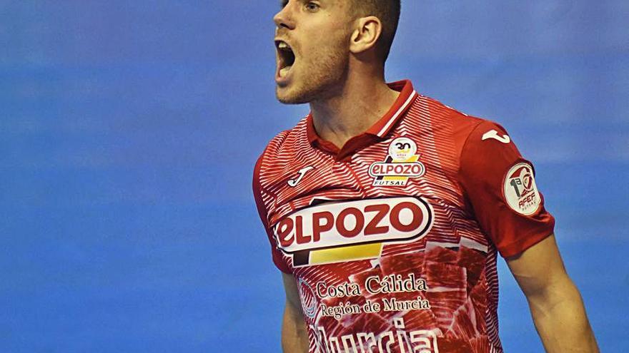 Fernando, de ElPozo, celebrando un gol este curso.  | ISRAEL SÁNCHEZ