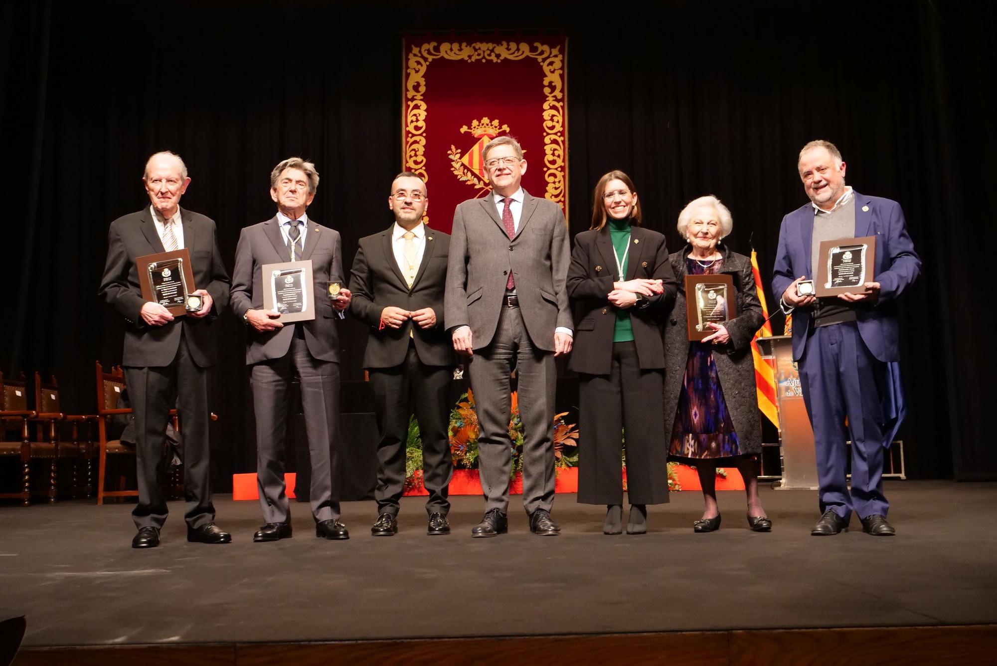 Las imágenes de la entrega de las medallas de oro de Vila-real a Porcelanosa, Carmelitas y 'Quique' y la distincion de Hijo Predilecto a Diego Dualde