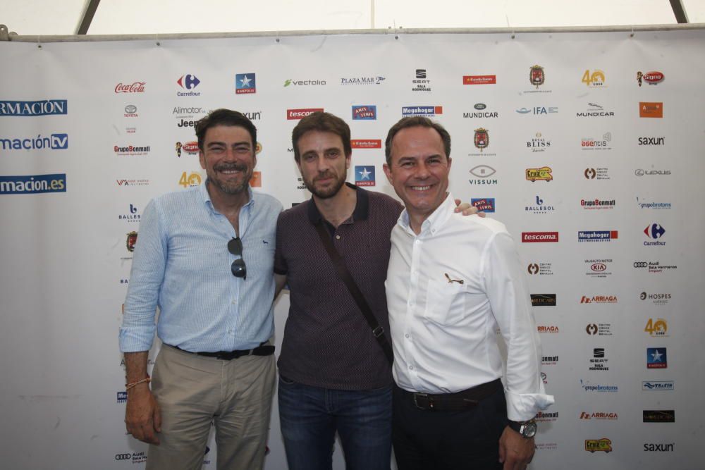 El alcalde de Alicante, Luis Barcala, posa con el jefe de Política de INFORMACIÓN, Pere Rostoll, y con el vicepresidente de la Diputación Provincial Carlos Castillo