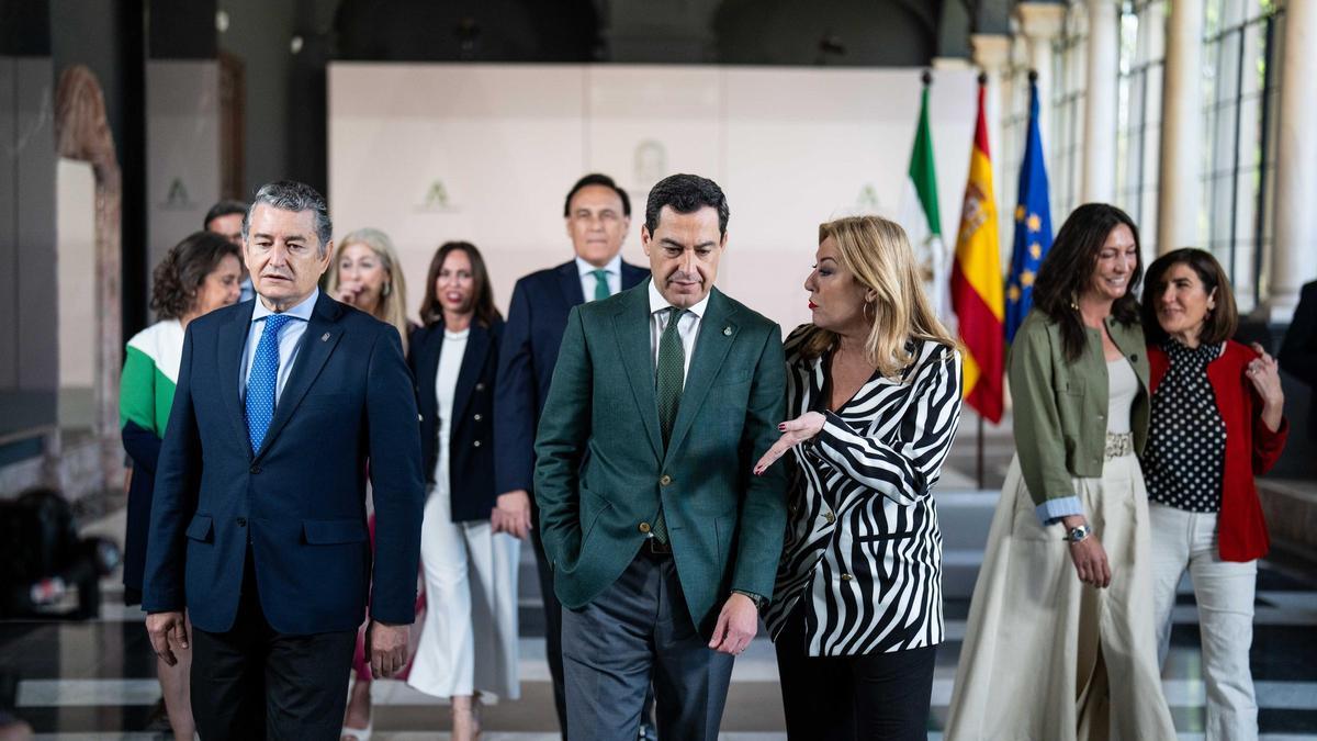 Juan Manuel Moreno y sus consejeros, tras la foto de familia en el Palacio de San Telmo.