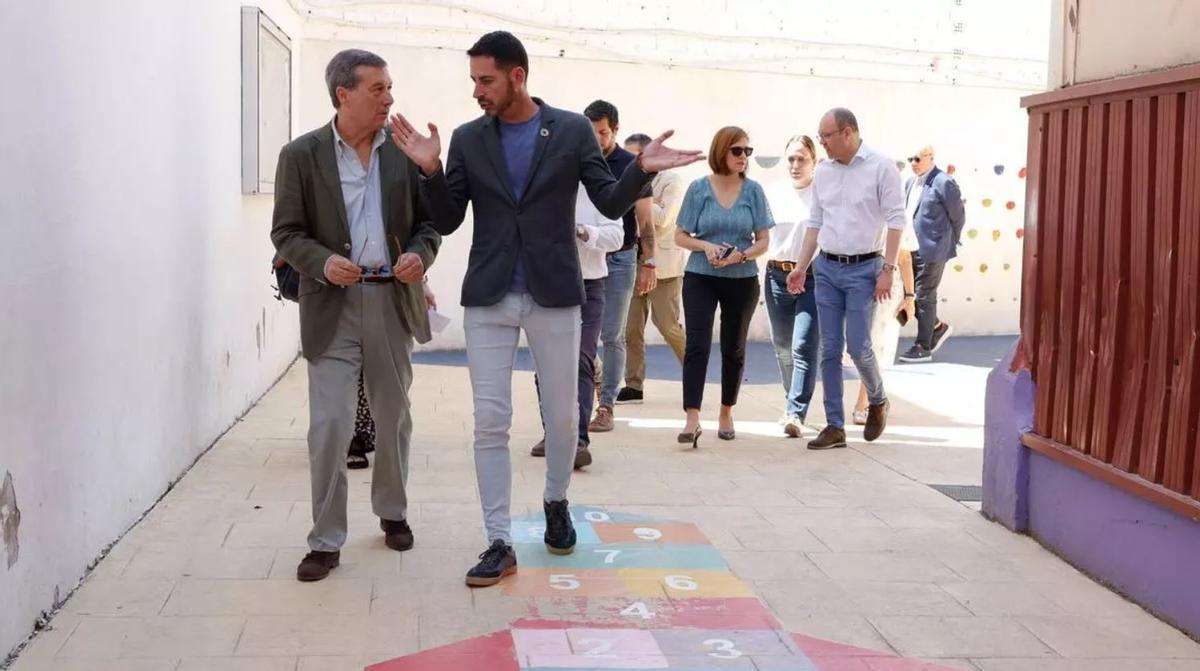 Marciano Gómez y Bielsa durante una visita al colegio Mestre Serrano donde se ubicará el nuevo centro de salud.