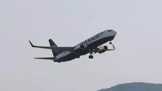 Peinador estrena la ruta de Ryanair a Londres y recupera los vuelos internacionales: "¡Por fin!"