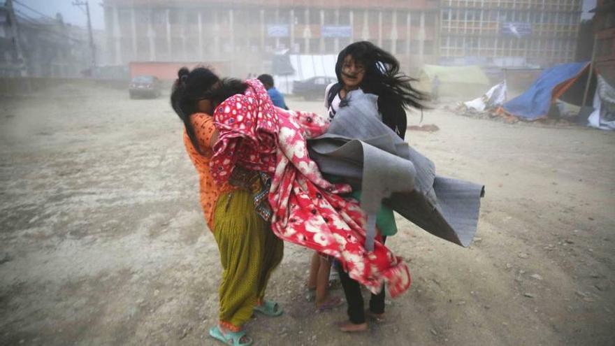 Las tormentas desmantelan en Nepal los campos de refugiados