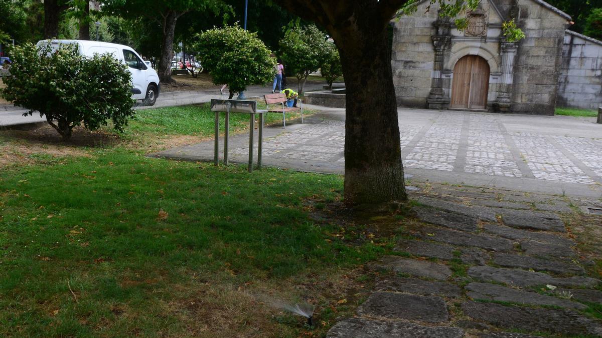 Reparación de los aspersores de la alameda de Cangas, trabajo que se realizó hoy por la mañana