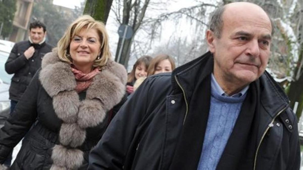 Bersani y su mujer, Daniela, se acercan para votar en su colegio electoral de Piacenza, este domingo.