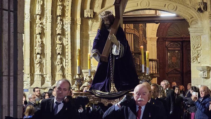 La procesión más corta y traslado de imágenes del Santo Entierro en Orihuela