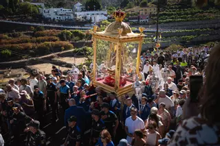 La Virgen de Las Nieves inicia su Bajada en La Palma desde su santuario