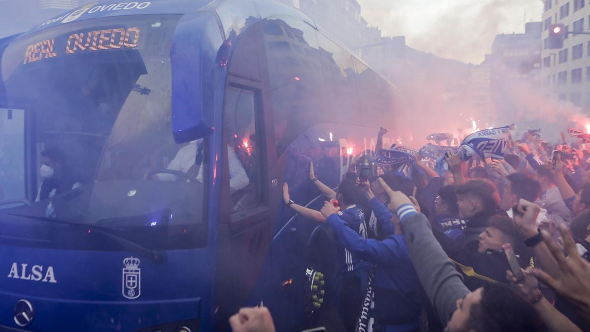 Ambiente de las aficiones en los prolegómenos del derbi