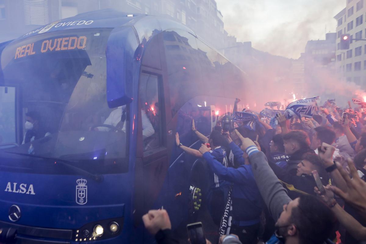 Ambiente de las aficiones en los prolegómenos del derbi