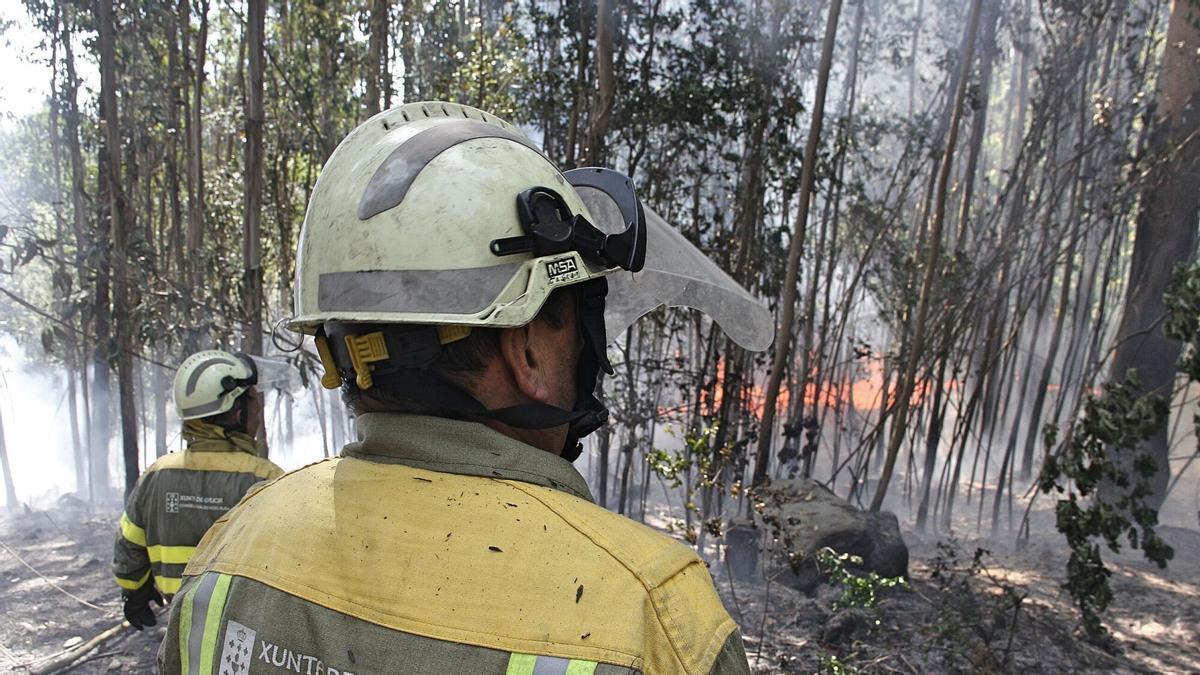 Un brigadista de la Xunta en un incendio.