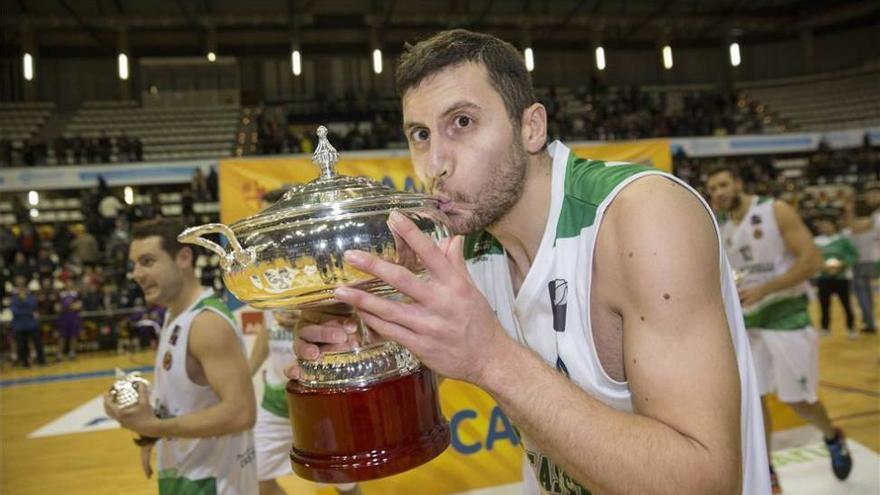 Chema García Flores, jugador placentino del Amics Castelló: &quot;En el Cáceres nunca han contado con gente de la tierra, prefieren fichar fuera&quot;