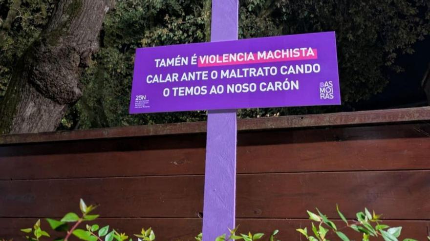 Una de las cruces instalada por As Moiras de Moraña.