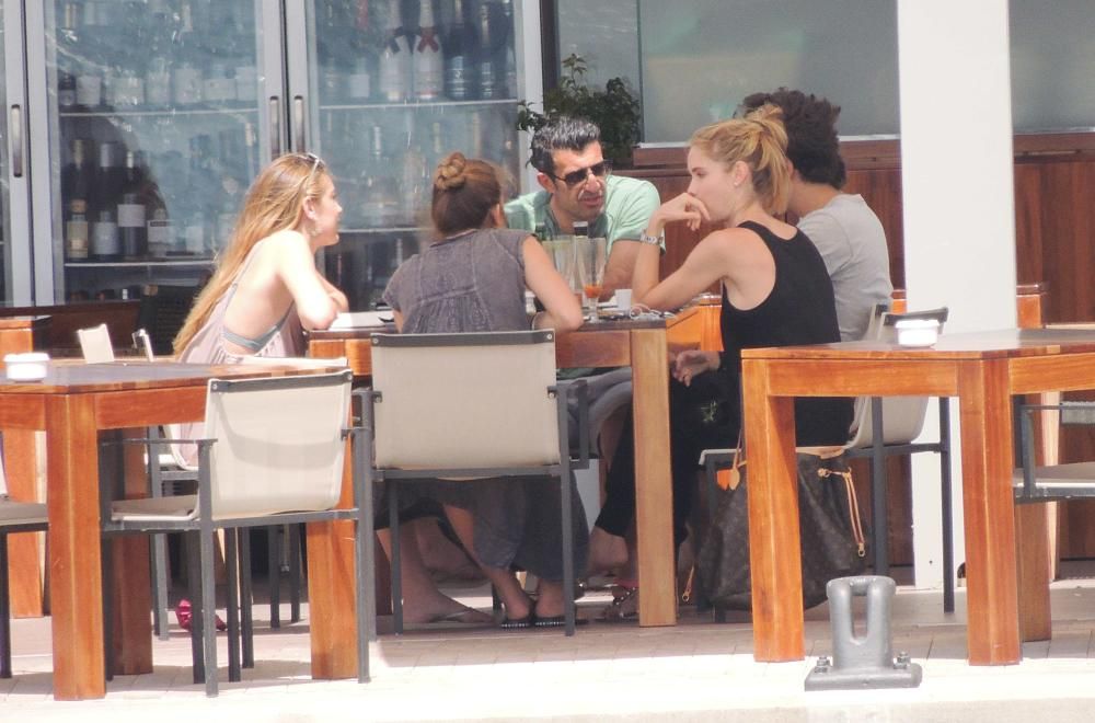 El exfutbolista Luis Figo, con su familia