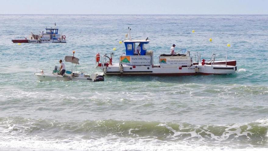 Varios de los barcos empleados por la concesionaria del servicio para la limpieza del litoral, contratada por la Mancomunidad de la Costa del Sol-Axarquía.