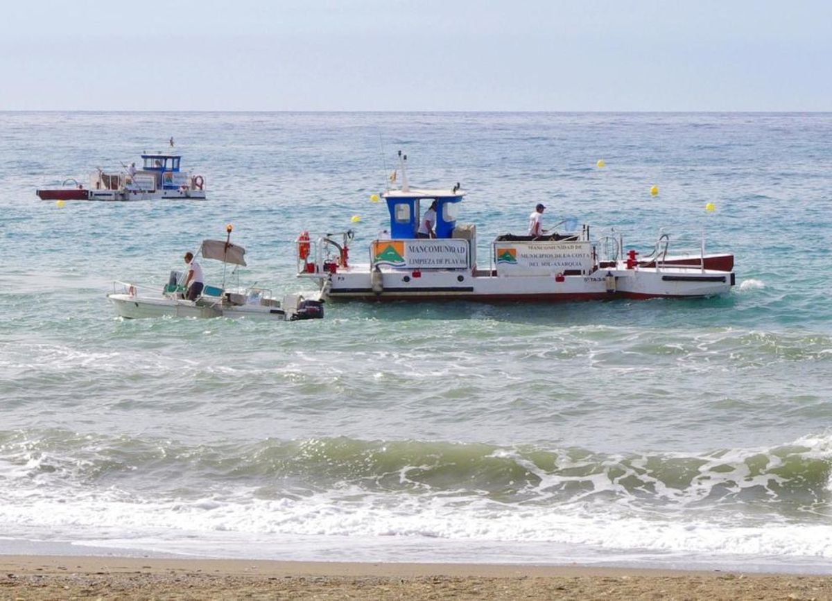 Varios de los barcos empleados por la concesionaria del servicio para la limpieza del litoral, contratada por la Mancomunidad de la Costa del Sol-Axarquía.