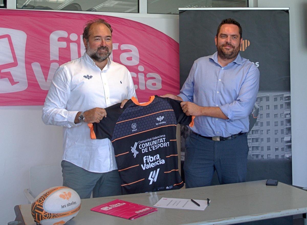 Antonio Márquez, presidente del C.P. Les Abelles y Antonio Costa, CEO de FibraValencia, en la firma del acuerdo.