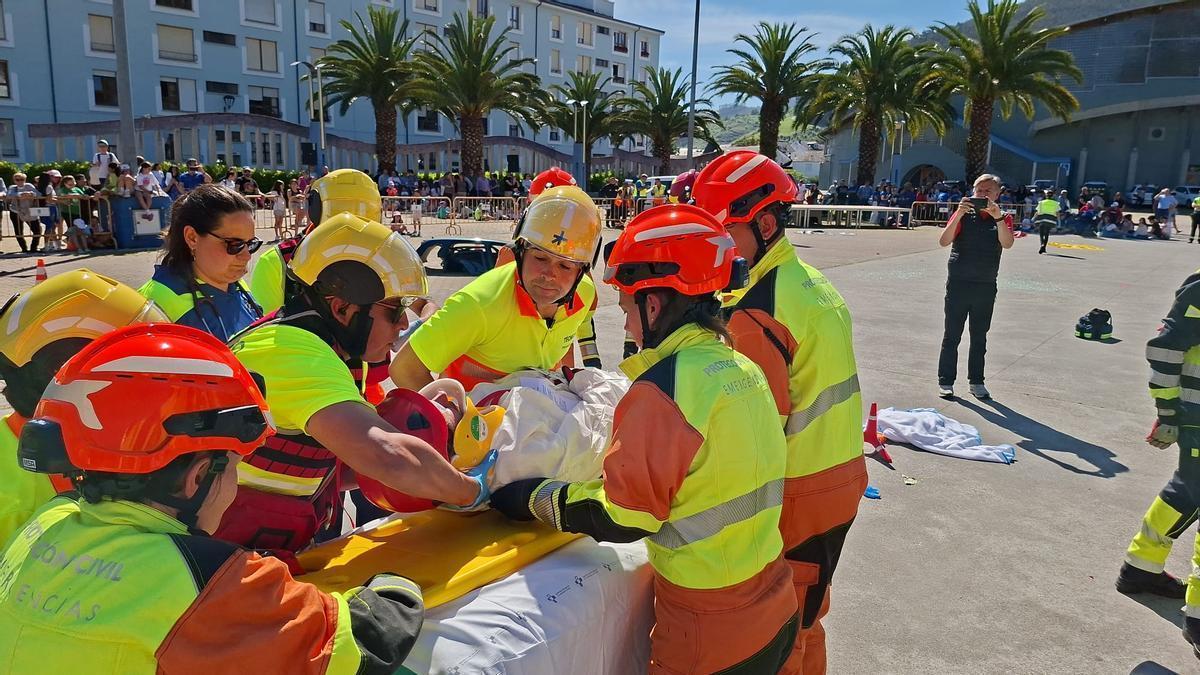 VÍDEO: Impresionante despliegue de las fuerzas de seguridad y emergencias en Vegadeo bajo la organización del Foro Comunicación y Escuela
