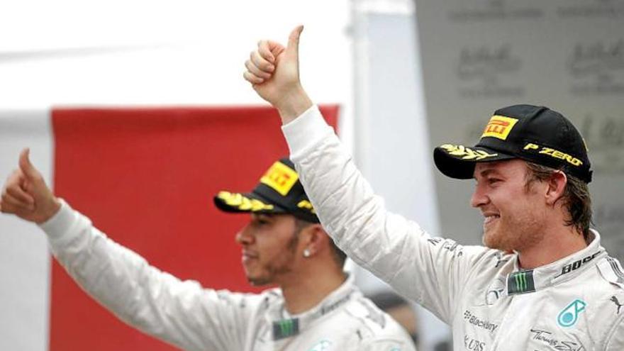 Rosberg (dreta) i Hamilton, en l&#039;enèsima repetició del gest de victòria