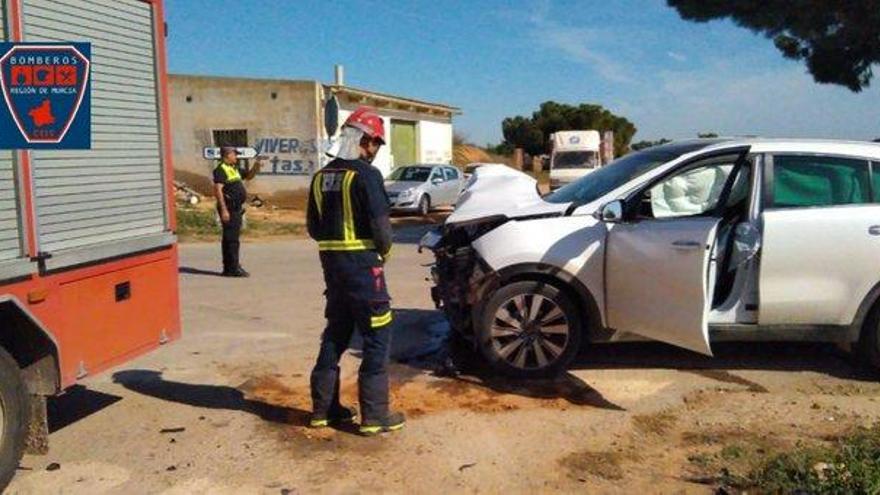 Atienden a los heridos en el accidente.