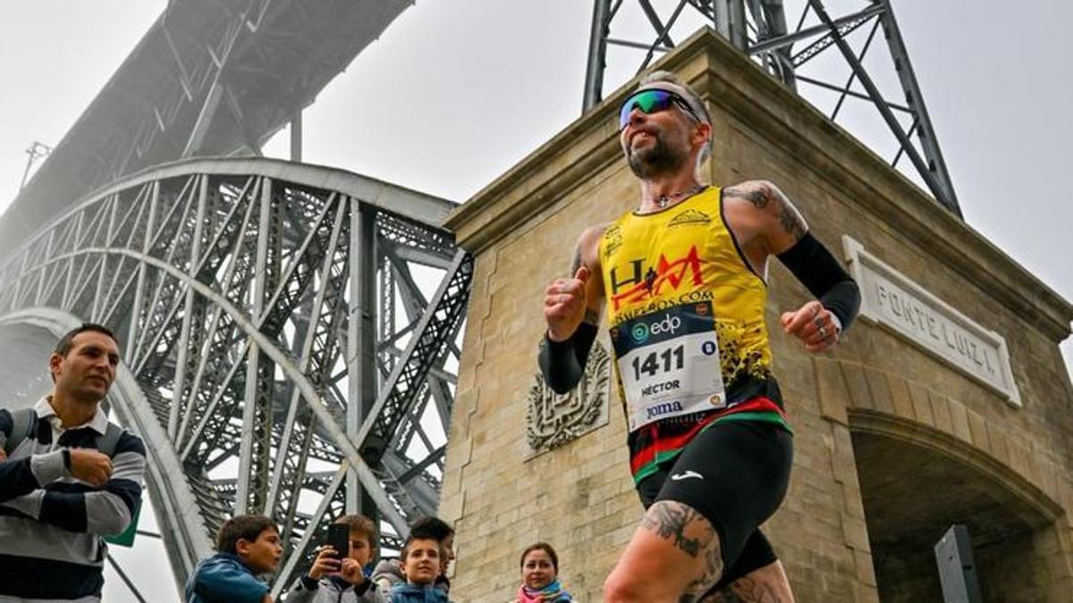 Moro, corriendo en la maratón de Oporto.