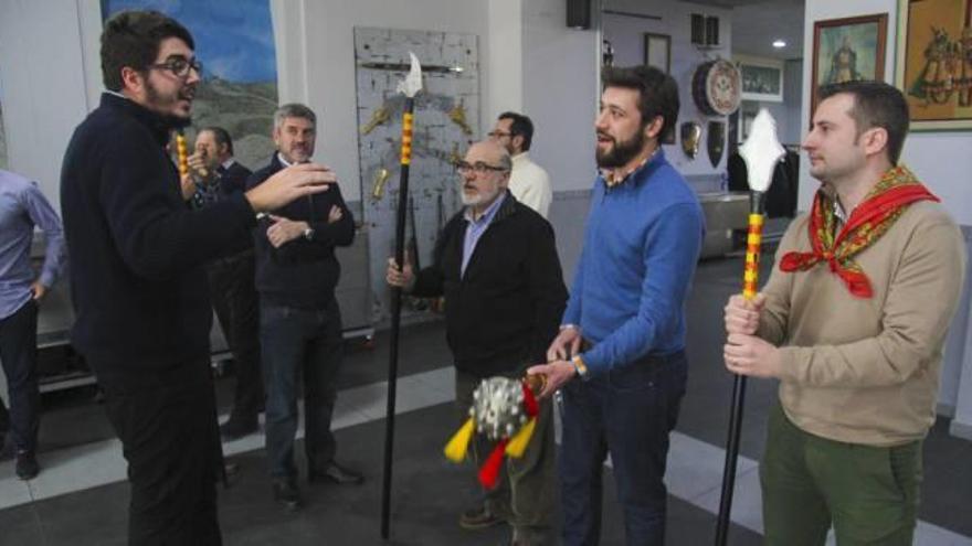 Los sargentos y festeros de Alcoy ensayan para el desfile del Día de la Gloria