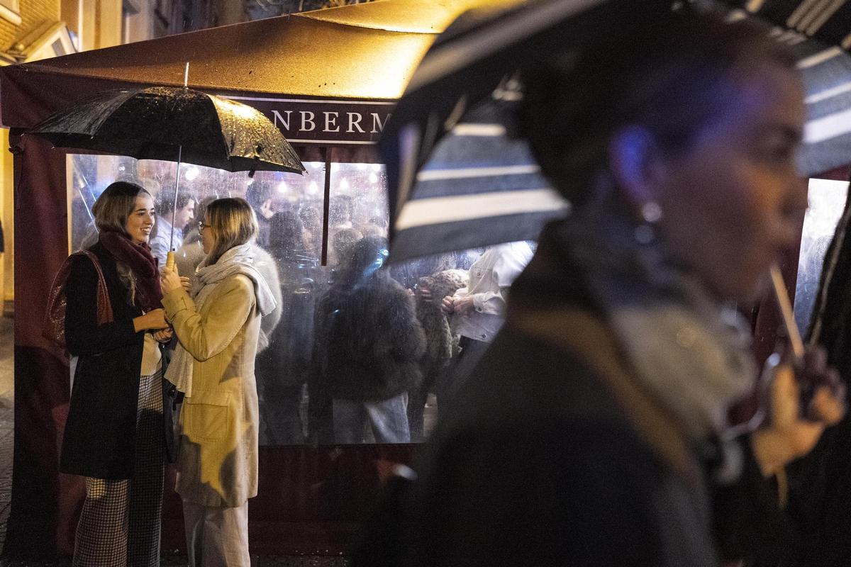 La lluvia diluye el botellón de Mandri