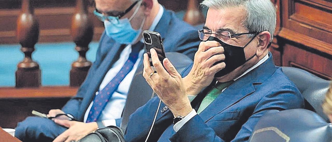 Con el pleno preparando la votación a los presupuestos, el consejero de Hacienda Román Rodríguez no ocultó ayer la risa que durante varios minutos le causó algún mensaje que recibió en su teléfono móvil. | | MARÍA PISACA