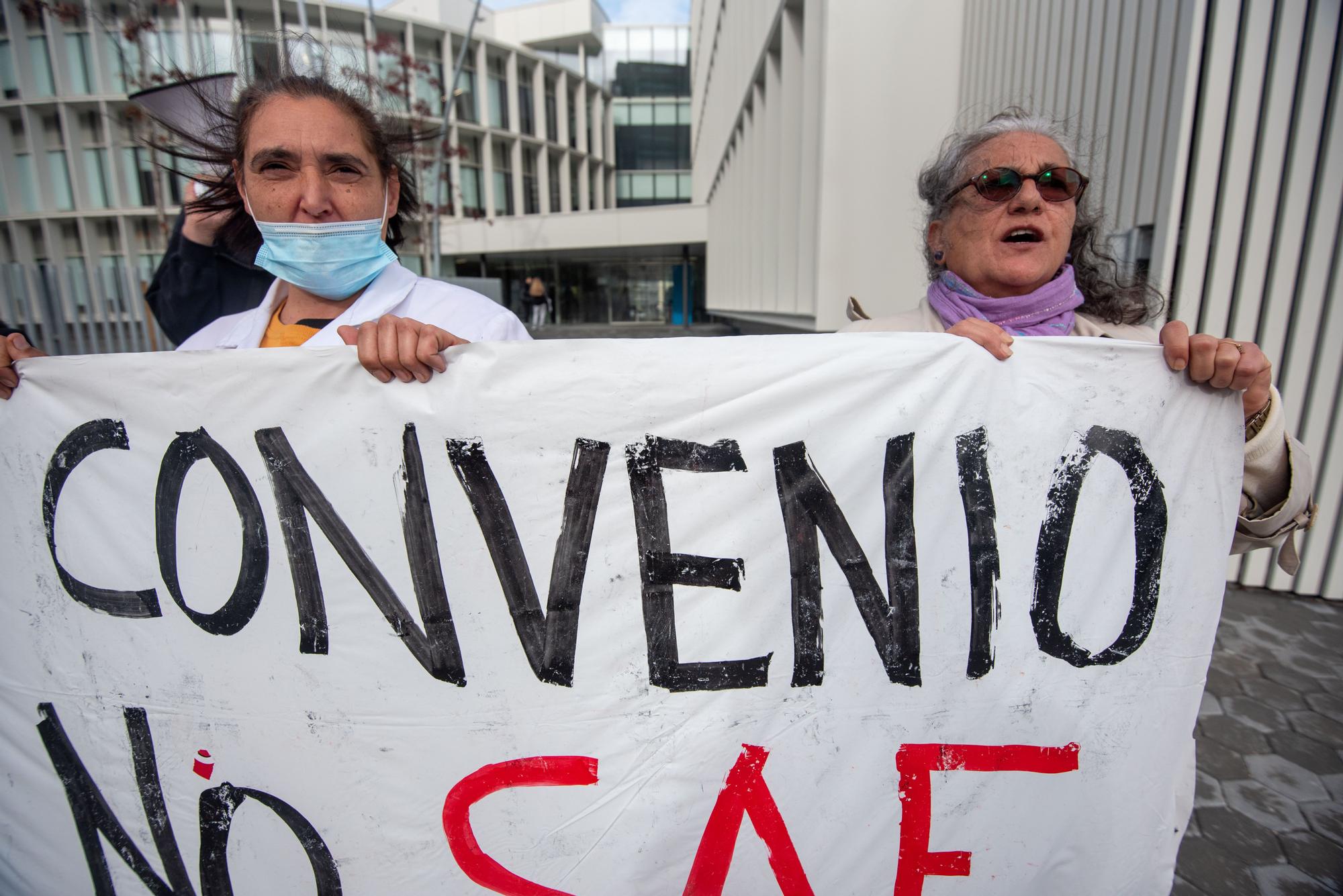 Protesta de trabajadoras de ayuda en el hogar ante la Xunta en el Espazo Amizar de A Coruña