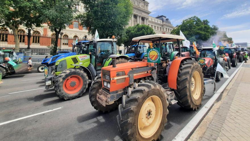 Més de 500 pagesos i 200 tractors s’apleguen davant el Ministeri d’Agricultura