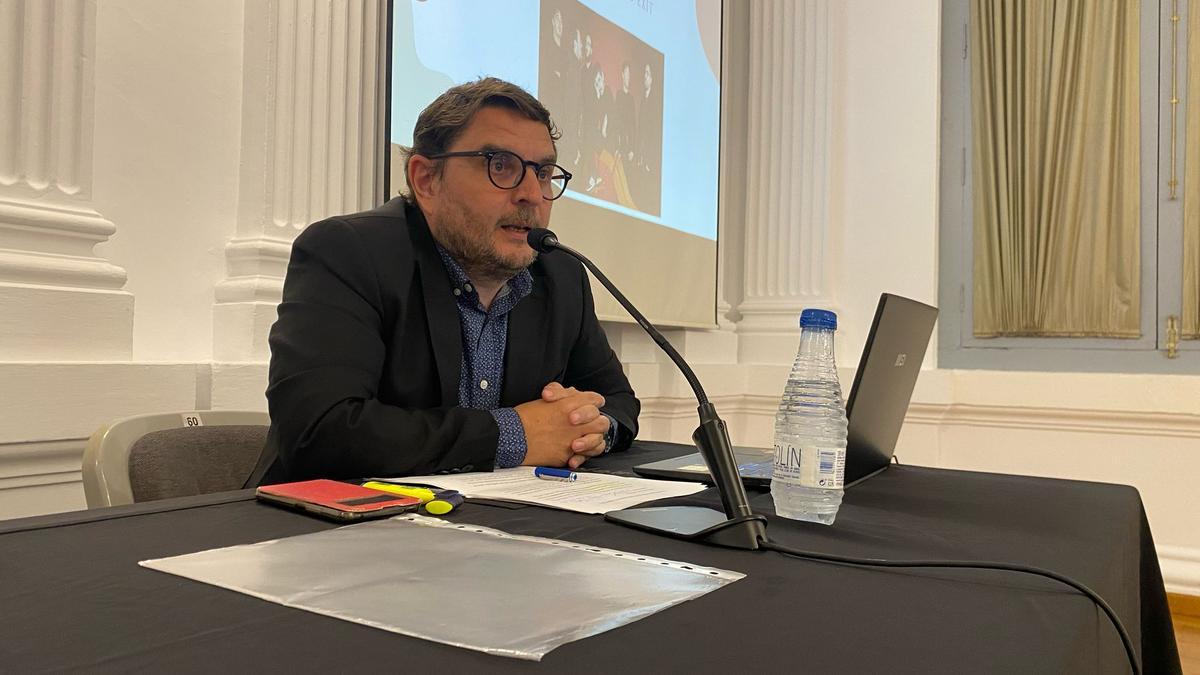 El escritor Xavi Aliaga en la conferencia inaugural sobre el estallido de la música valenciana en el siglo XXI.