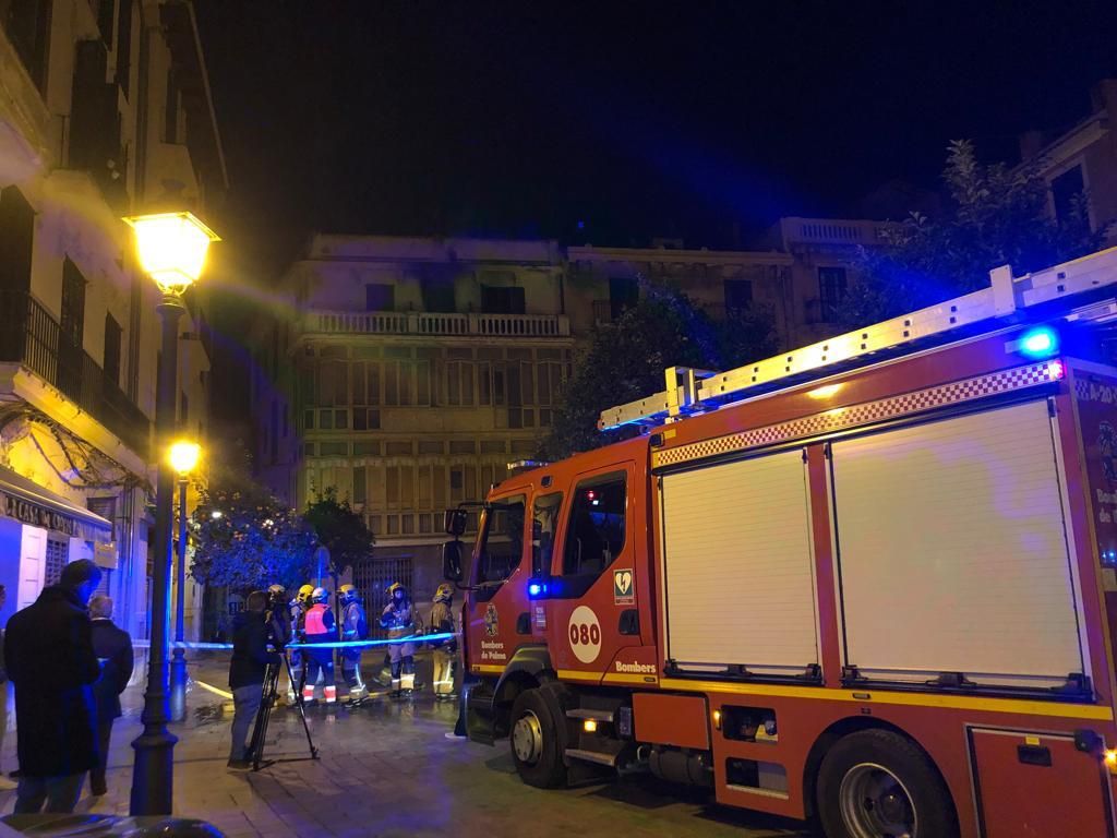 Un incendio destruye parte del antiguo hotel Perú, en la plaza del Banc de s'Oli de Palma