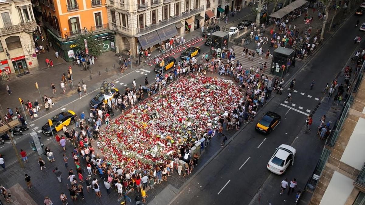 La Rambla buida després de retirar-se els altars i memorials ahir a la nit.