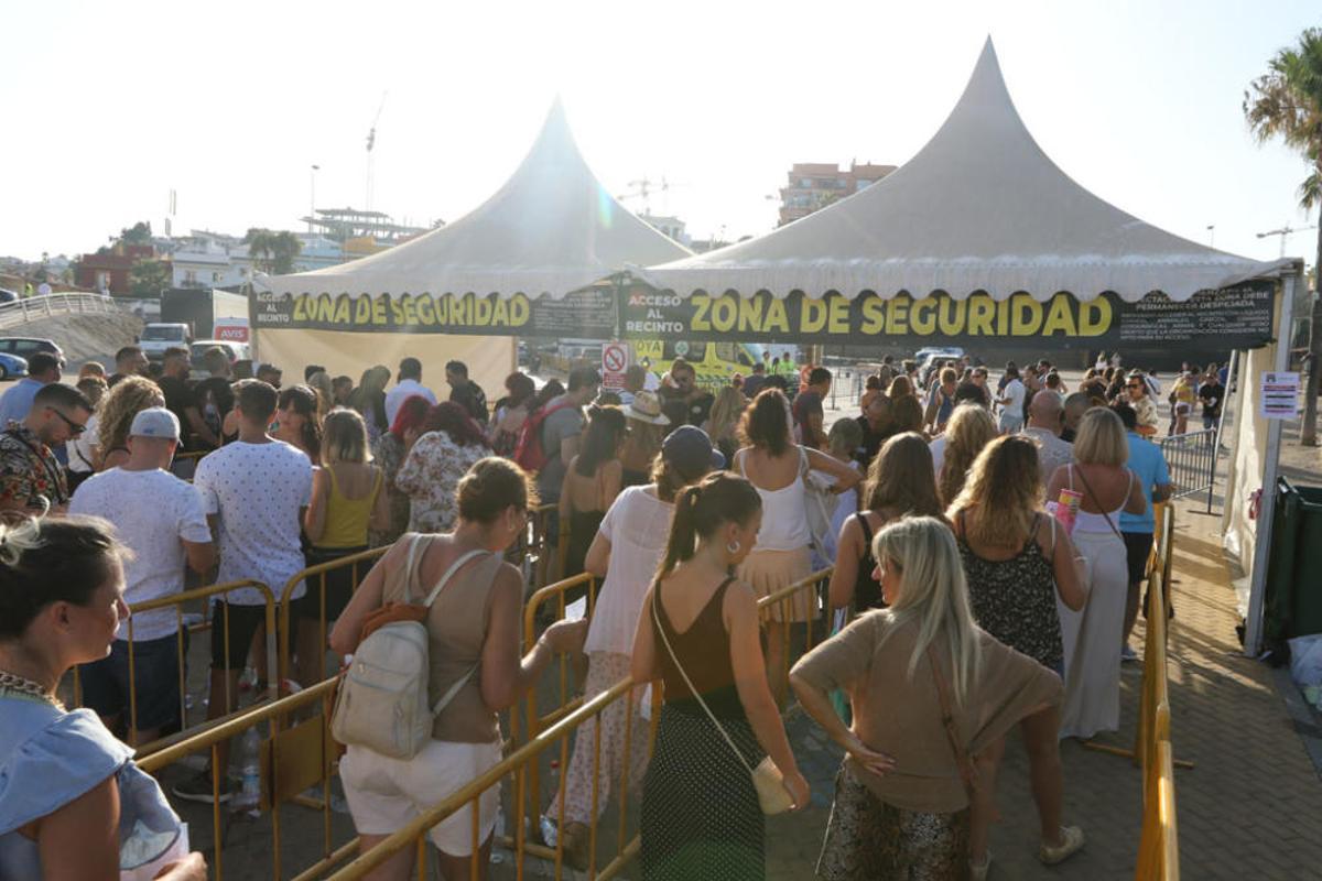Gran expectación ante el único concierto de Jennifer Lopez en España. Se han formado largas colas hasta la apertura de las puertas del recinto del Marenostrum Castle Park, escenario del concierto.