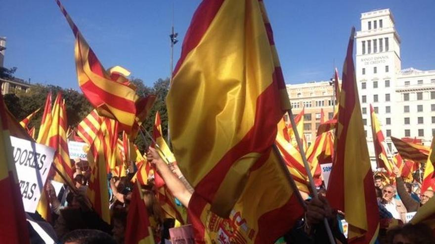 Centenares de personas participan en una marcha ultraderechista en Barcelona