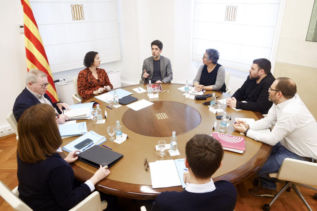 GRAFCAT8407. BARCELONA, 13/02/2026.- La consellera de Economía, Alicia Romero (3i), y el diputado de los Comuns David Cid (4d), entre otros, durante una nueva reunión de trabajo entre representantes del Govern y Comuns para intentar alcanzar un acuerdo sobre los presupuestos de la Generalitat para 2026, una negociación en la que los socialistas esperan incorporar también a ERC. EFE/Quique García