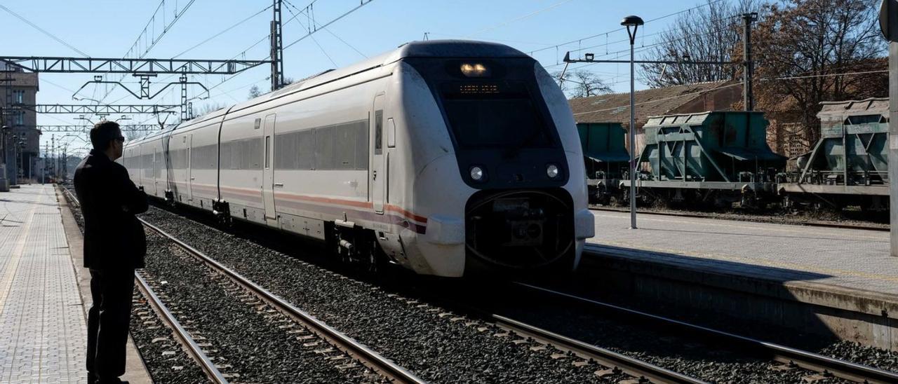 Tren de media distancia en la estación de Villena. | ÁXEL ÁLVAREZ