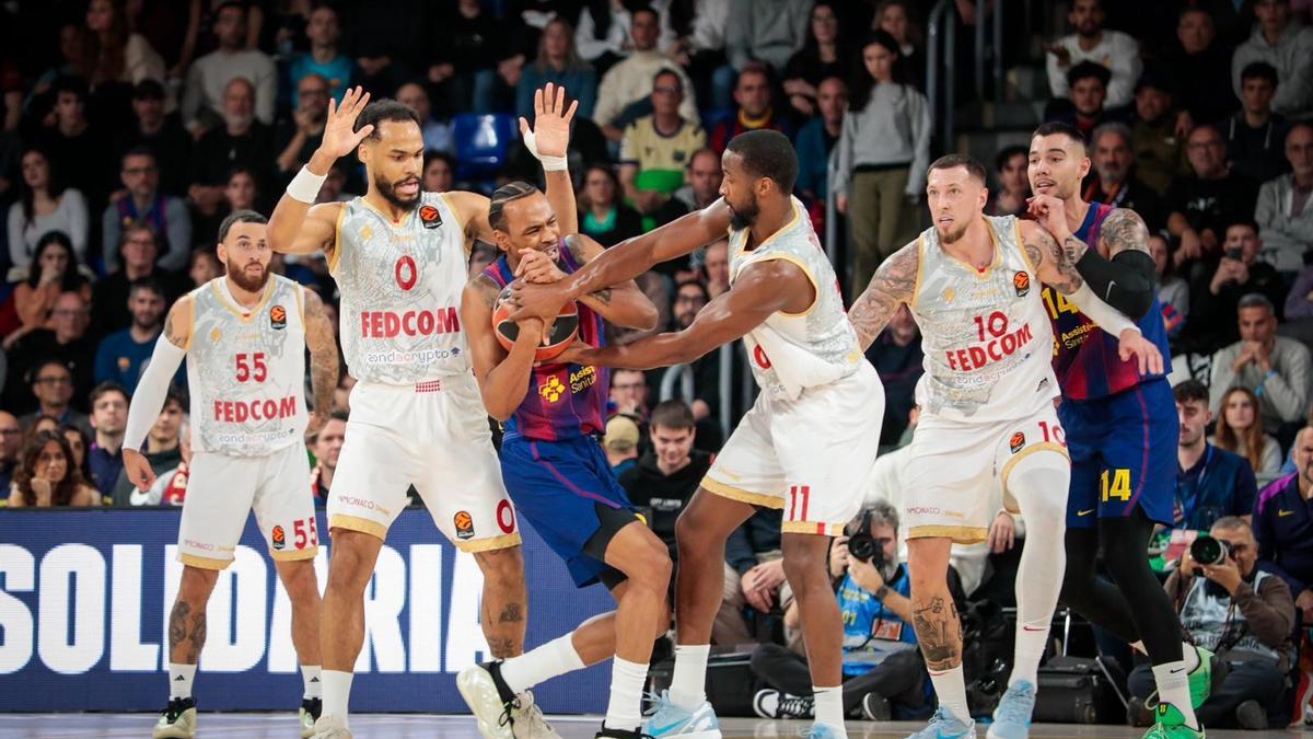 Jugadores del Mónaco rodean a Kevin Punter al que maniataron ofensivamente en el Palau