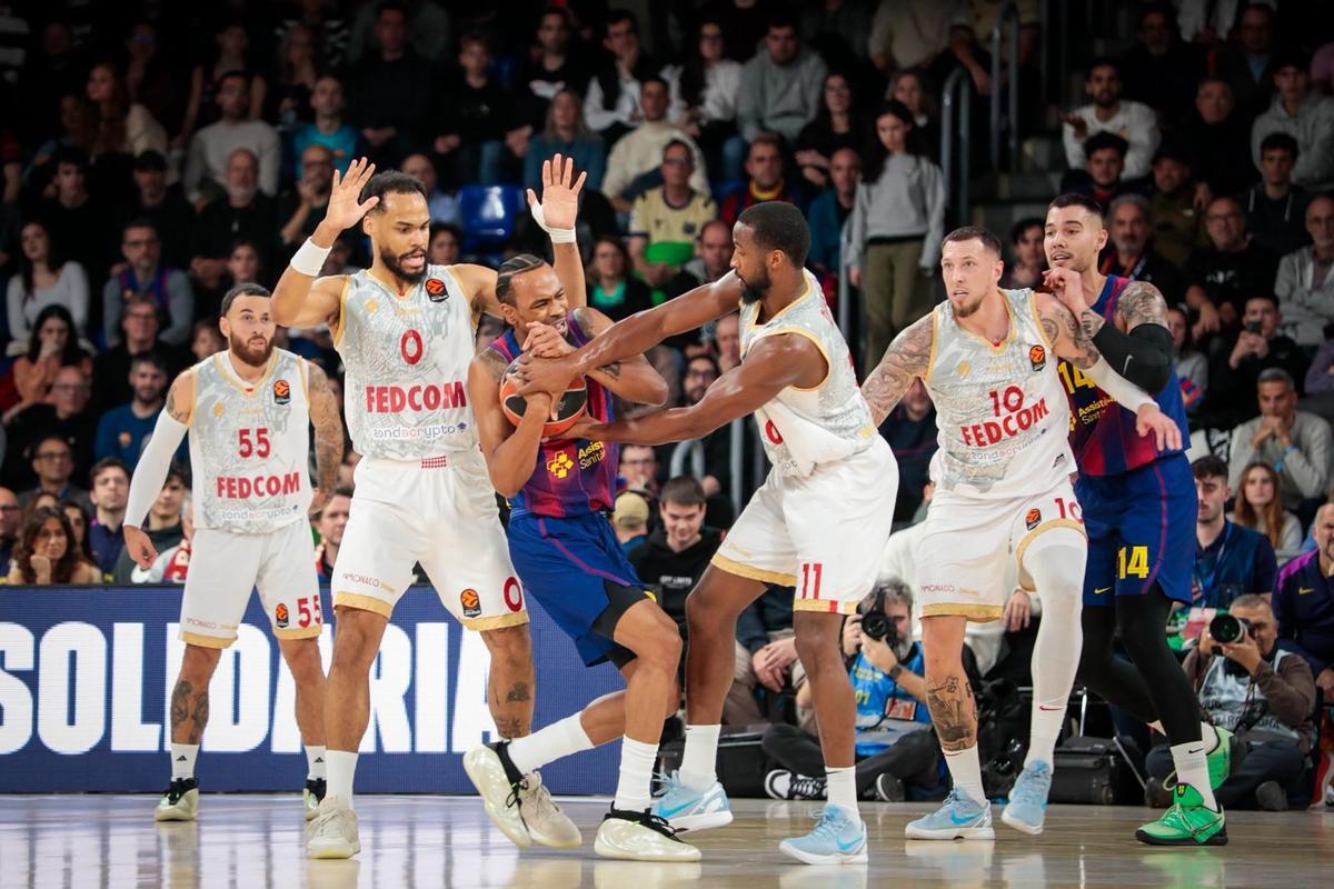 Jugadores del Mónaco rodean a Kevin Punter al que maniataron ofensivamente en el Palau