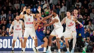 Jugadores del Mónaco rodean a Kevin Punter al que maniataron ofensivamente en el Palau