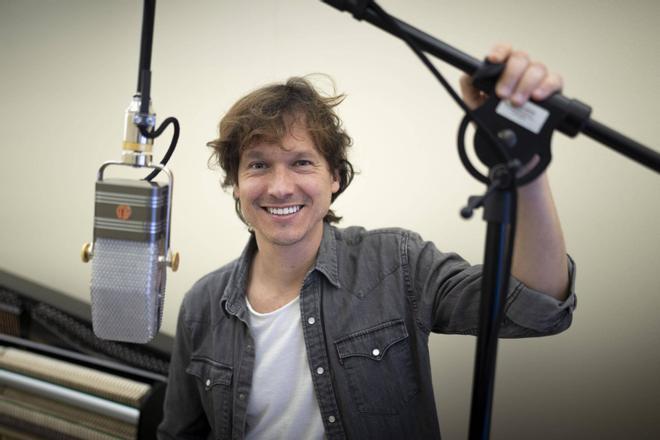 Ramon Mirabet llança un disc de «jazz visceral, de taverna, per cantar des de les entranyes», acompanyat per un supergrup