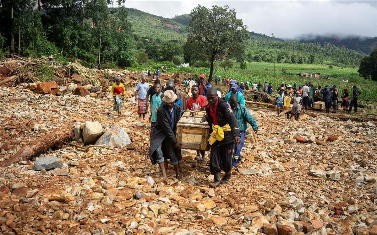 zentauroepp47411005 men carry a coffin on along a makeshift path on the river in190318193720