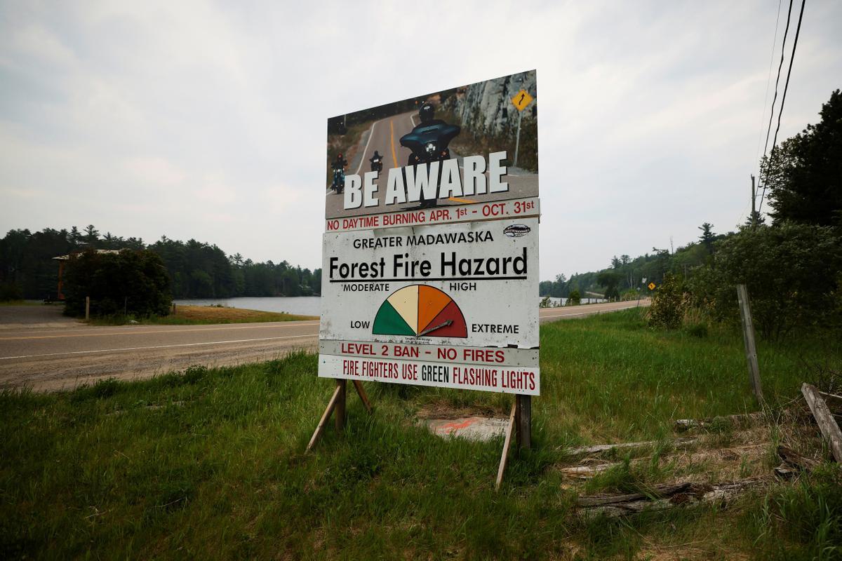 Un indicador que avisa de riesgo muy alto de incendio, junto a una carretera, a orillas del lago Centennial, en el municipio de Greater Madawaska, Ontario, Canadá.