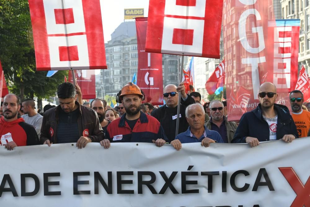 La concentración cuenta con una participación masiva - Entre los asistentes, trabajadores de la planta en Avilés y miembros de la Corporación.