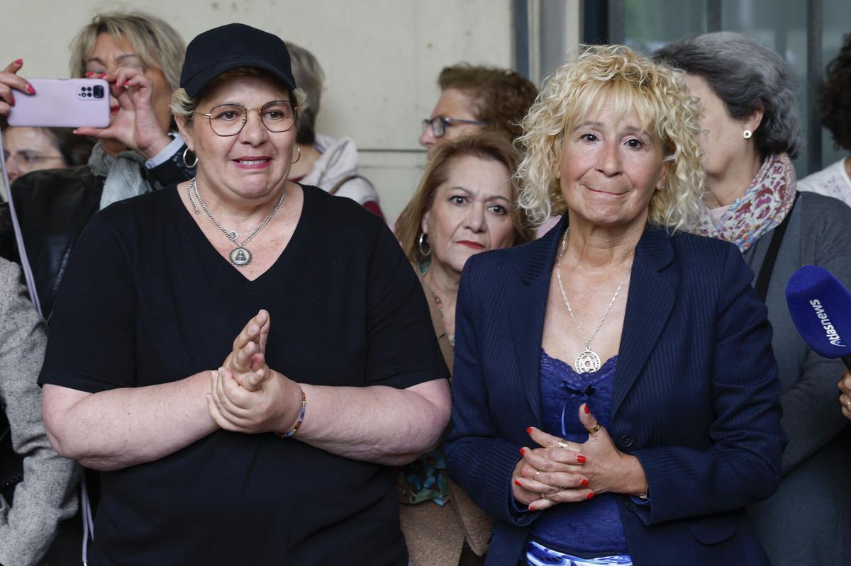 FOTODELDIA SEVILLA, 07/04/2026.- La presidenta de la Asociación de Mujeres con Cáncer de Mama (Amama), Ángela Claverol (d), acompañada de Anabel Cano (i), una de las primeras demandantes, atiende a la prensa en el marco de la presentación, este martes en los juzgados de Sevilla, de la primera de las demandas para solicitar a la Junta de Andalucía indemnizaciones por los fallos en el programa de cribados, después de que sus reclamaciones patrimoniales no hayan sido atendidas. EFE/ Julio Muñoz