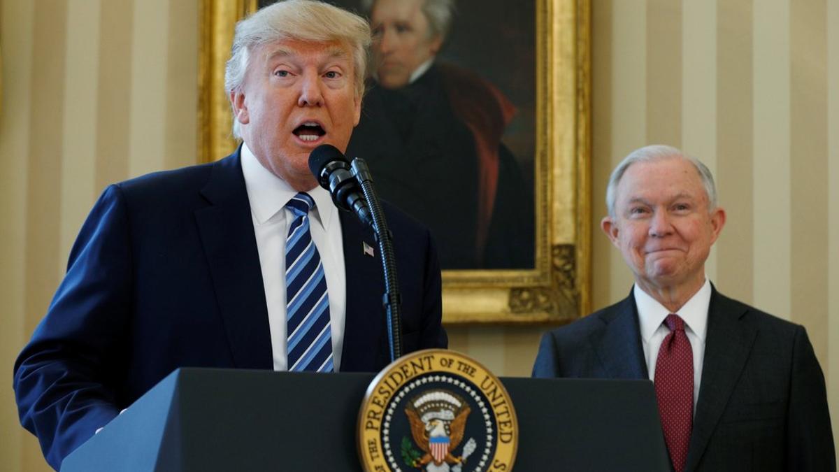 El presidente estadounidense, Donald Trump, durante la cerimonia de jura de Jeff Sessionsen la Casa Blanca