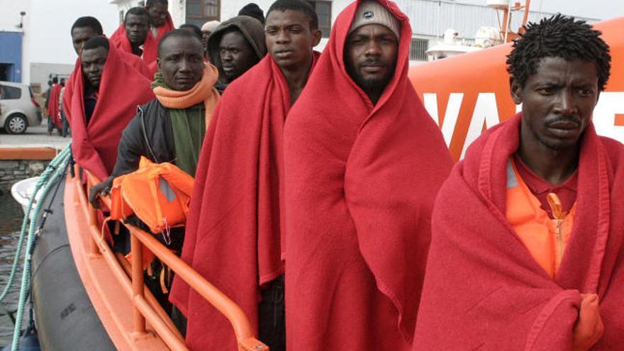 Imágenes de los subsaharianos que llegaron ayer sábado a Motril (Granada) tras ser interceptada la patera en la que viajaban