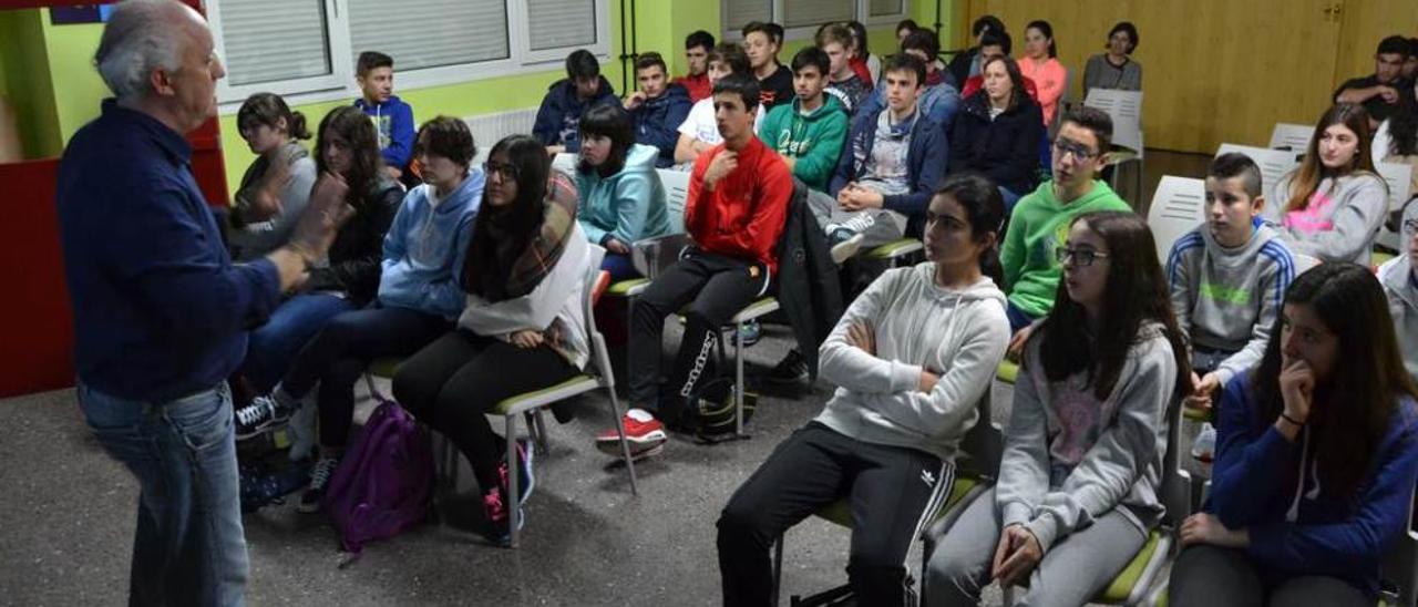 Ismael Díaz se dirige a los alumnos riosellanos.