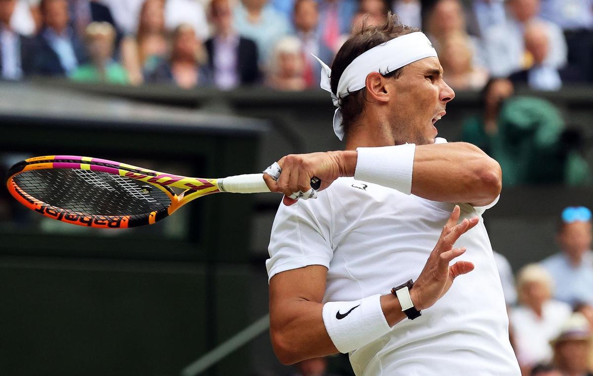Wimbledon (United Kingdom), 06/07/2022.- Rafael Nadal of Spain in action against Taylor Fritz of the USA during their men’s quarter final match at the Wimbledon Championships in Wimbledon, Britain, 06 July 2022. (Tenis, España, Reino Unido, Estados Unidos) EFE/EPA/KIERAN GALVIN EDITORIAL USE ONLY